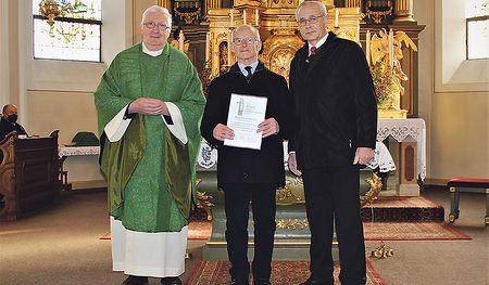 Hohe Auszeichnung für 55 Jahre Mesnerdienst: Schardenbergs Pfarrer Gregor Dabrowski, der Mesner Josef Bachmair und Pfarrgemeinderatschef Josef Pfeil (von links).