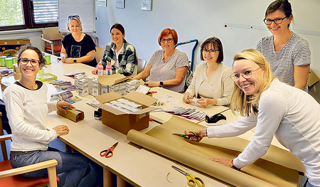 Die Packerl werden zur Verteilung hergerichtet. 