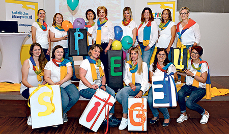 30 Jahre Spiegel: Das Team und die Regionsbegleiterinnen haben Grund zum Feiern.   