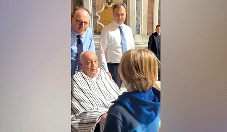 Am 10. April ließ sich der Papst in den Petersdom rollen – in Zivil. Massimiliano Strappetti (links hinten) legte wohl aus Solidarität auch sein übliches Dienst-Sakko ab.   