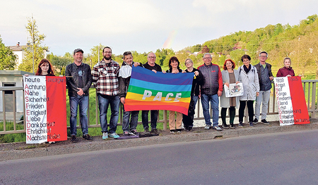 Gedenken bei der Kremsbrücke Ansfelden, einem der Schauplätze der Todesmärsche. 