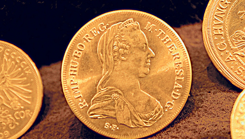 Wie eine Münze hat Macht zwei Seiten. Die Vorderseite der Goldmünze im Bild zeigt Maria Theresia, unter deren Herrschaft es auch Licht und Schatten gab.