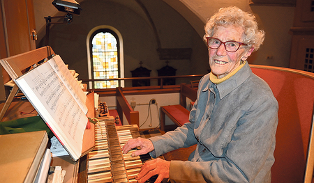 Karoline Ebenhofer an der Orgel in der Pfarrkirche St. Thomas am Blasenstein: Seit 79 Jahren ist das ihr Platz.  