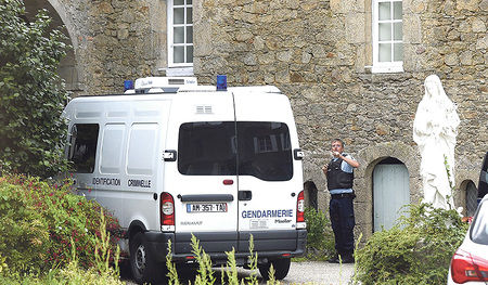 Polizisten untersuchten am Montag den Tatort.