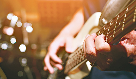 Der persönliche Musikwunsch kann an die Pfarre Pinsdorf, per WhatsApp 0676 8776 5293 oder an pfarre.pinsdorf@dioezese-linz.at geschickt werden.   