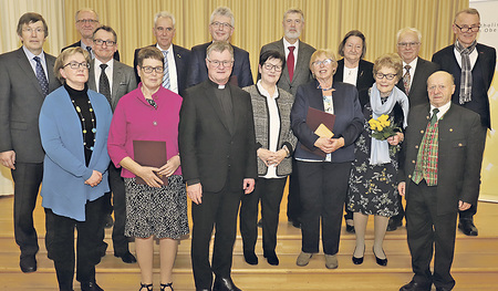 Die Geehrten mit Bischof Manfred Scheuer (Mitte) und Ordinariatskanzler Johann Hainzl (links)  