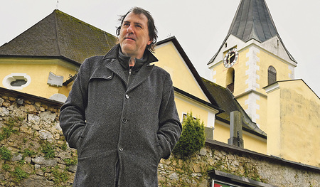 Stefan Waghubinger vor der Pfarrkirche Leonstein.   