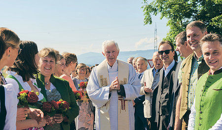 Josef Gföllner inmitten seiner Pfarre