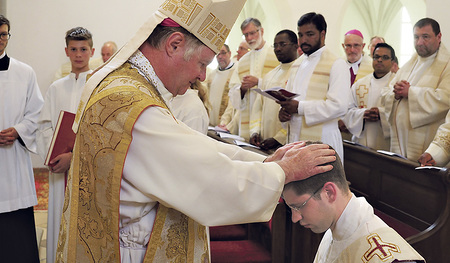 Das Zeichen der Priesterweihe ist die Handauflegung.   