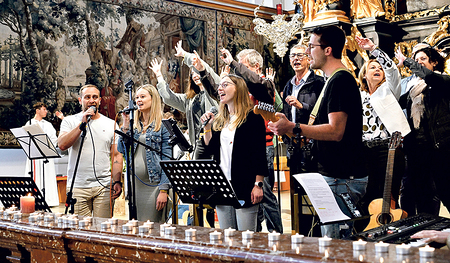 Zum Jubiläumsfest des Mesnerhauses am Pfingstsamstag wurde unter anderem eine Jugendmesse gefeiert.  