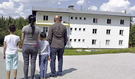Familie Yousef* vor dem Quartier. Wie die meisten Bewohner/innen möchten sie ihr Gesicht aus Sicherheitsgründen nicht fotografieren lassen.