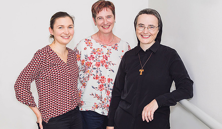 Leiterin der Krankenhausseelsorge Mag.a Martina Lainer (Mitte), Mag.a Saskia Brandstätter (links) und Sr. Katharina Franz MAS (rechts). Unterstützt wird das Team von fünf ehrenamtlich engagierten Frauen.