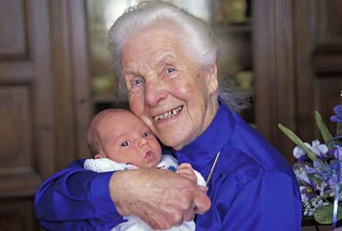 Uroma am neunzigsten Geburtstag mit neugeborenem Urenkelchen MR - Great-grandmother with newborn baby at her 90th birhday MR