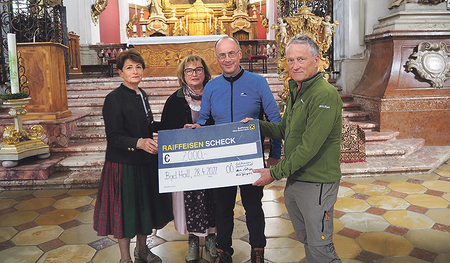 Reinhard Niederkrottenthaler (von rechts) und Kurt Rumplmayr vom Vorstand des OÖ Benediktwegs danken Goldhauben-Bezirks­obfrau von Linz Land Anna Baumgartner und Landesobfrau Martina Pühringer für die großzügige Unterstützung.    