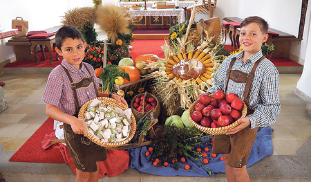 Simon (links) und Moritz verteilten Äpfel und Butter an die vielen Kirchgänger:innen.    