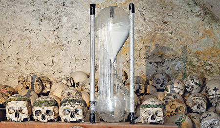 Wenn die Zeit verrinnt. Gedanken zur Sanduhr im Beinhaus.  