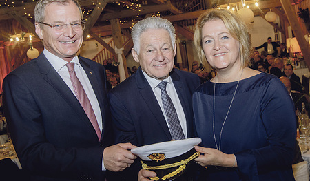 Jubilar Josef Pühringer mit seiner Frau Christa und Nachfolger Thomas Stelzer. Als Geschenk gab es ein Ruder und eine Kapitänskappe, das Boot folgt später.  