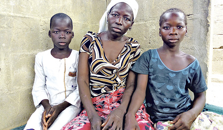 Catherine Ibrahim und ihre Kinder Daniel und Salome im Flüchtlingslager.  