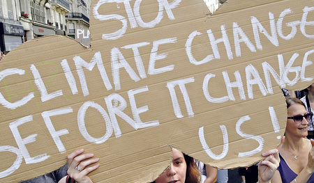 Proteste in Paris gegen den Klimawandel. Auch die Bischöfe der EU mahnten eine „ehrgeizige Umsetzung“ des Pariser Klimaabkommens ein.  