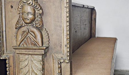 Die Wange einer Kirchenbank. 