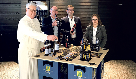Die neue Braumeisterin Karin Thaller (v. re.) mit Braumeister und neuem Betriebsleiter der Stiftsbrauerei Reinhard Bayer, Geschäftsführer Wolfgang Dobretzberger und H. Markus Rubasch am Spieltisch „Bier ärgere dich nicht“.  