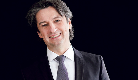 Eduard Matscheko leitet Chor und Sinfonia Christkönig.   