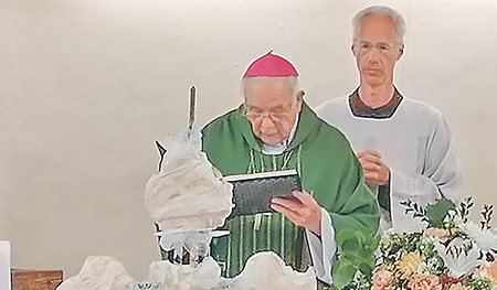 Altbischof Aichern (vorne)  segnete das Turmkreuz der Filialkirche Buchberg.   