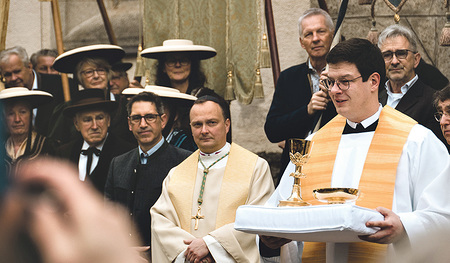 P. Christoph mit Kelch und Patene. Am 14. Mai feiert er Nach- primiz in Frauenstein. K.Ö.H.V.