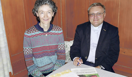 Bei Dechant Marek Michalowski und Dekanatsassistentin Michaela Steidl laufen die Fäden für die Bischofsvisitation im Dekanat Mattighofen zusammen.   