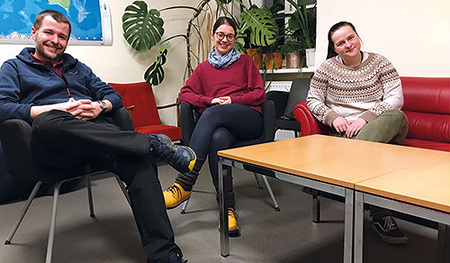 Das STUWE ist ein freundlicher Ort, an dem die Religionspädagog:innen Peter Engelhardt, Veronika Wirth und Silvia Rockenschaub Jugendliche willkommen heißen.