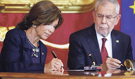 Angelobung von Brigitte Bierlein zur ersten österreichischen Bundeskanzlerin durch den Bundespräsidenten. 