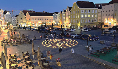 „Brücken bauen“: Das Verbindende und das Gemeinsame aller Menschen stellten ein Lichterweg und Friedensgebete am Schärdinger Stadtplatz dar.   