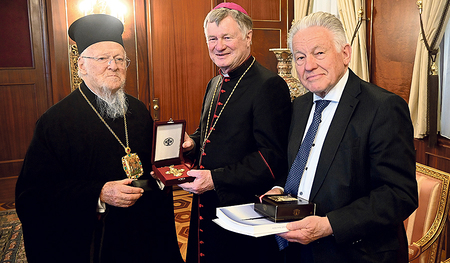 Patriarch Bartholomaiod überreicht Bischof Manfred Schauer ein goldenes Brustkreuz; am Bild auch Pro Oriente Vorsitzender Sektion OÖ Josef Pühringer