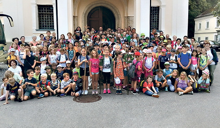 Die Volksschulen Reichersberg, Kirchdorf–Mühlheim und Weilbach–St. Georgen–Mörschwang vor der Wallfahrtskirche in Maria Schmolln.