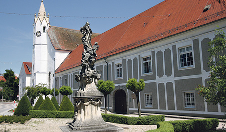 Eferding: Blick auf den Schiferplatz und die Spitalskirche   