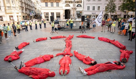 Mit einer Gedenkminute für alle Menschen, die auf der Flucht verstorben sind, und mit einem menschlichen Peace-Zeichen setzten die Aktivistinnen einen eindrucksvollen Schlusspunkt am Linzer Hauptplatz. 