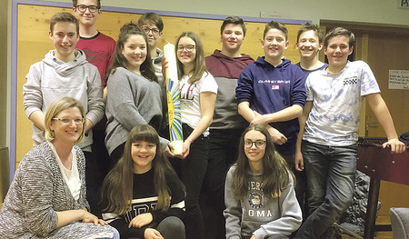 Die Jugendlichen aus Gampern  verzierten die Osterkerze.  