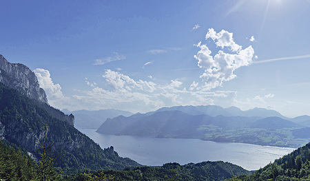 Oberösterreich ist gesegnet mit gutem Wasser. Hier der Traunsee. 
