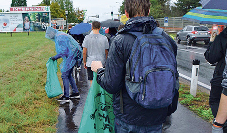 Bei einem Klimawandertag sammelten Schüler/innen des BRG Traun den am Wegrand liegenden Müll und machten sich dabei Gedanken zum Klimaschutz.  