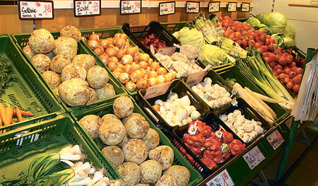 Einladung beim Winkler Markt AuhofGem?se, Gem?seabteilung, Sellerie, Zwiebel, Kraut, Lauch