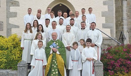 Eine Überraschung  war, dass die Ministrant/innen eingeladen wurden, die bei der Installation von Pfarrer Stellnberger dabei waren und während seiner Amtszeit ministrierten.
