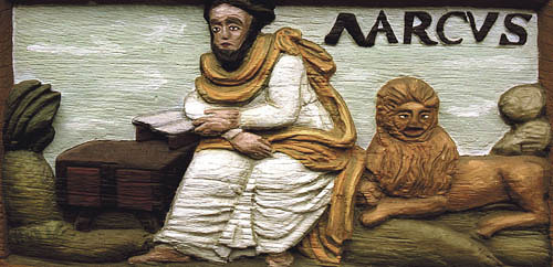 Die Lateinschule Alfeld ist ein Haus wie aus dem Bilderbuch Geschnitzte VorbilderDarstellung aus dem neuen Testament: Evangelist Markus.