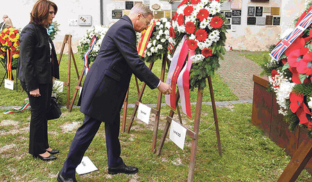 Die zweite Präsidentin des oö. Landtags Sabine Binder (links) und Landeshauptmann Thomas Stelzer bei der Kranzniederlegung  