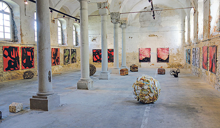 In der Hipphalle treten Objekte, Malerei und Architektur in einen Dialog.