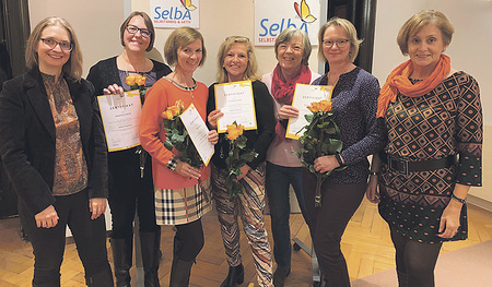 Von links: Katrin Sarembe-Dreßler (SelbA) und die neuen Trainerinnen Alexandra Lehner, Maria Böhm, Theresia Stempfer und Bruni Singhuber (Diözese) sowie Theresia Königsmair und Maria Hofstadler (SelbA).   