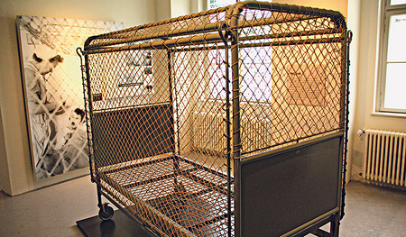 Ein Netzbett, wie es zur Unterbringung beeinträchtigter Menschen Verwendung fand. Dem Schutz, auch dem Selbstschutz der Person mag es gedient haben. Aber wie sieht es mit ihrer Würde und Einbeziehung aus? 
