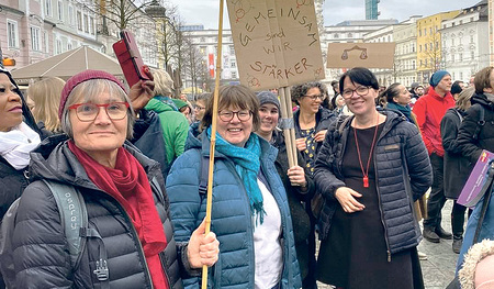 Anna Wall-Strasser (li.) bei der Demo „8. März“ mit KABOÖ und Treffpunkt Pflegepersonal  