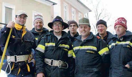 Winterimpressionen, Schnee, Schneehaube, Ruhe, Park, Sch?ler, Lastwagen, Bagger, Schneemassen, Autos, Bahnhof Bad Ischl, Sperre, Gefahr, Einsturz, Dach, D?cher, Schneeschaufel, Feuerwehr, Freiwillige Feuerwehr, Hilfe, Angst, Ehrenamt, Feuerwehrauto, 