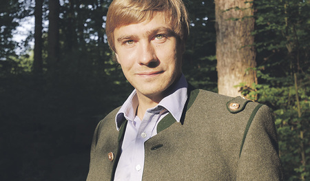 DI Christoph Geier stammt aus der Steiermark. Nach Absolvierung der Forstwirtschaftsschule in Bruck an der Mur war er sechs Jahre Förster im Stift Admont. Dann studierte er Fostwirtschaft an der Universiät für Bodenkultur in Wien.