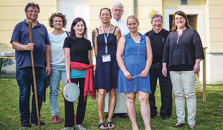 Das Team des Treffpunkts mensch & arbeit im Garten des Stöckl.    